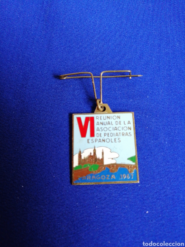 Sammlung von Pins: REUNI&Oacute;N ANUAL DE LA ASOCIACI&Oacute;N DE PEDIATRAS ESPA&Ntilde;OLES ZARAGOZA 1967 INSIGNIA DE ALFILER