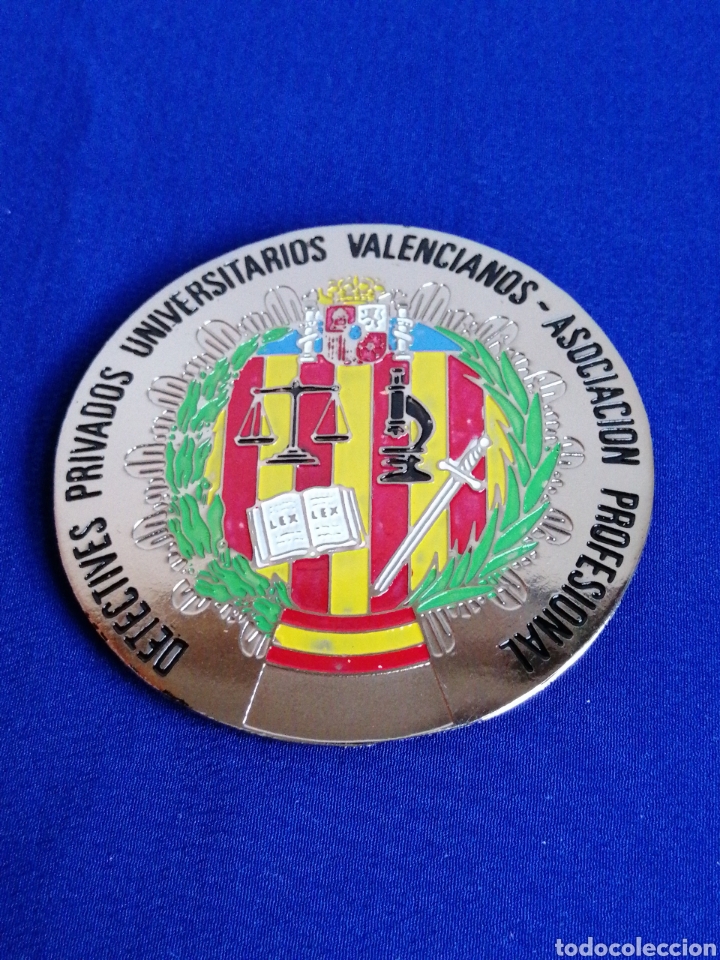 Pin's de collection: DETECTIVES PRIVADOS UNIVERSITARIOS VALENCIANOS ASOCIACI&Oacute;N PROFESIONAL PLACA COLOR PLATA