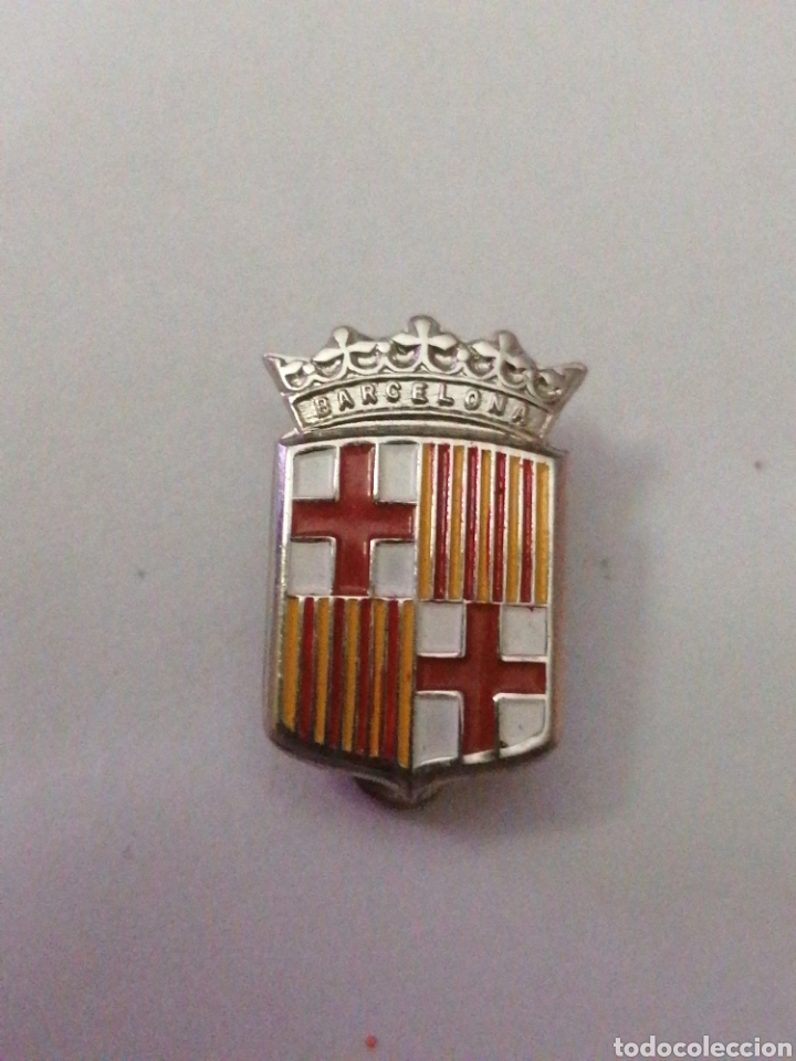 Collection pins: Pin tipo insignia de solapa escudo her&aacute;ldico ciudad de Barcelona antiguo