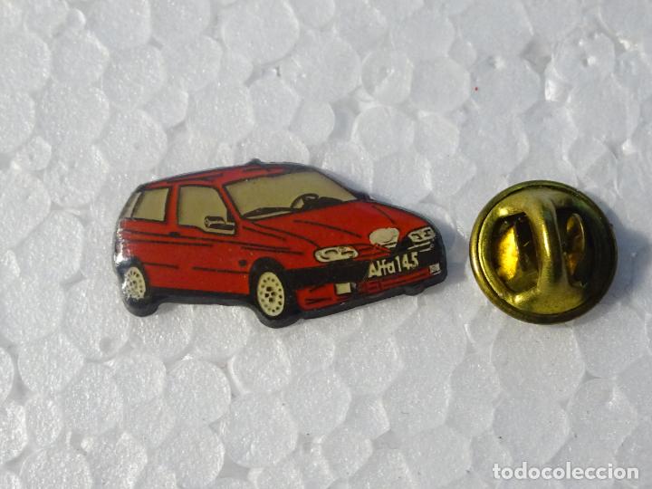Pins e Spille di collezione: PIN DE COCHES MOTOS. COCHE ALFA ROMEO ROJO 145