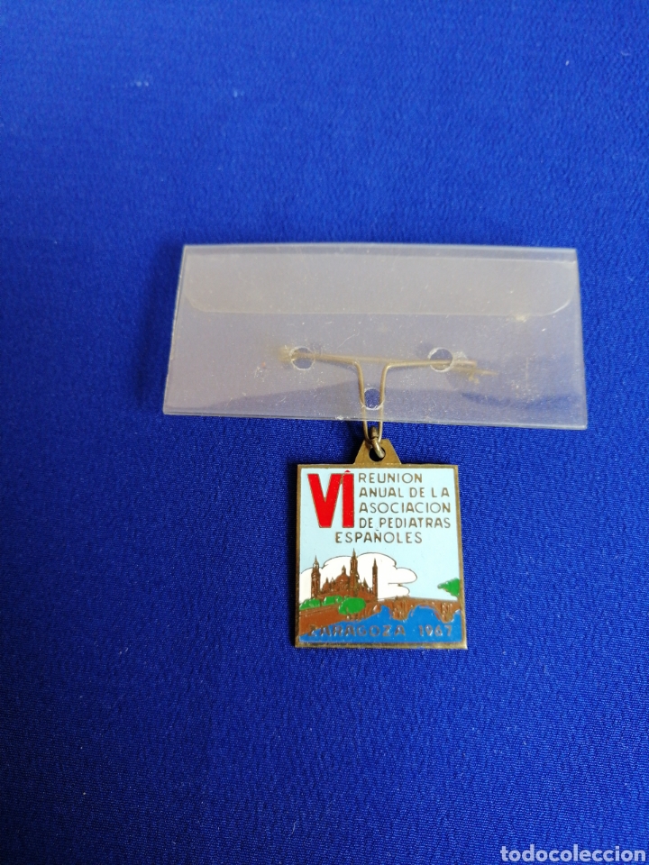 Pins de colecci&oacute;n: REUNI&Oacute;N ANUAL DE LA ASOCIACI&Oacute;N DE PEDIATRAS ESPA&Ntilde;OLES ZARAGOZA 1967 INSIGNIA DE ALFILER ANTIGUA