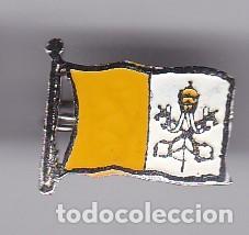 Pins de colecci&oacute;n: ANTIGUA INSIGNIA DE IMPERDIBLE CON LA BANDERA DE VATICANO
