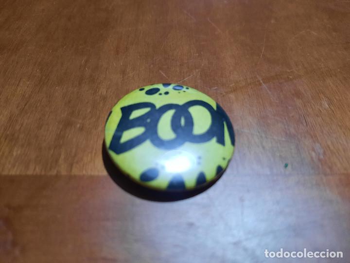Sammlung von Pins: BOOM. ONOMATOPEYA. COMIC. CHAPA. PIN. 0.31 MM. DETR&Aacute;S MET&Aacute;LICA. BUEN ESTADO. SIN USO. DIFICIL