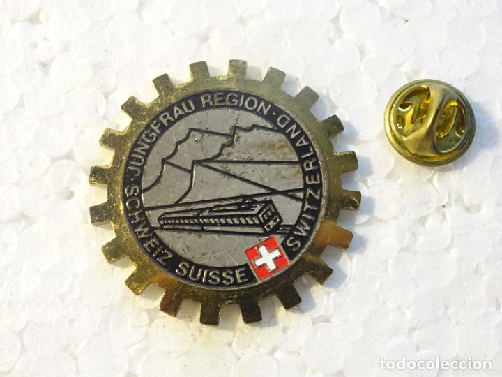 Pins e Spille di collezione: PIN DE TRENES FERROCARRILES. SUIZA. TREN ALPINO JUNGFRAUBAHNEN