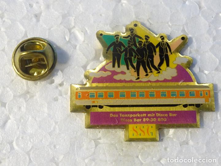 Pins e Spille di collezione: PIN DE TRENES FERROCARRILES. SUIZA. VAG&Oacute;N DISCOTECA. PARTY BAR DISCO BAR