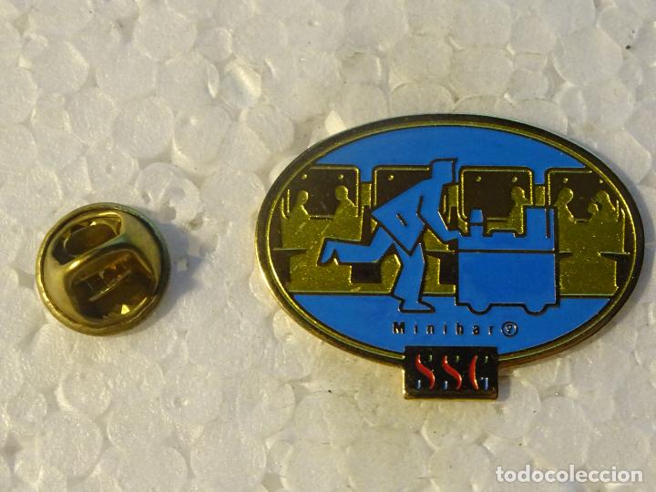 Pins e Spille di collezione: PIN DE TRENES FERROCARRILES. SUIZA. VAG&Oacute;N SAL&Oacute;N MINIBAR SSG