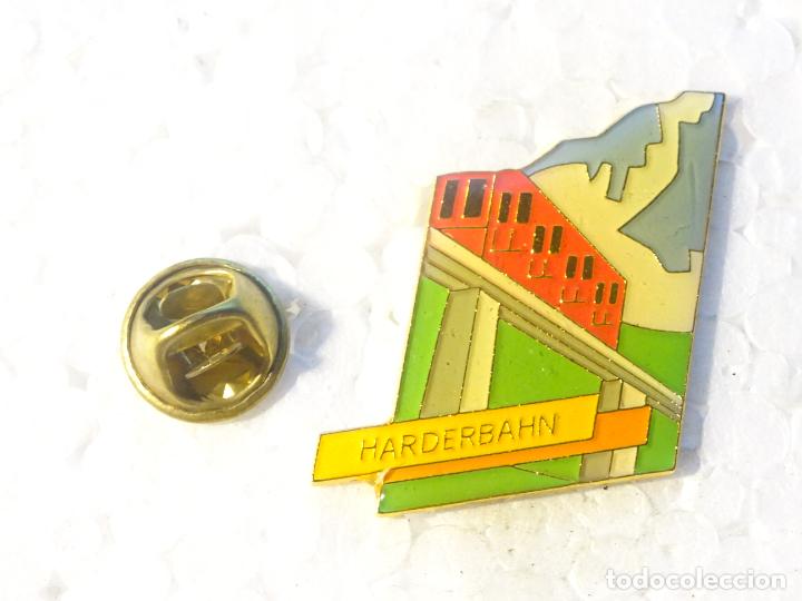 Pins e Spille di collezione: PIN DE TRENES FERROCARRILES. SUIZA. LOCOMOTORA TREN ALPINO ALPES HARDERBAHN