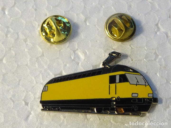 Pins de colecci&oacute;n: PIN DOBLE DE TRENES FERROCARRILES. SUIZA. LOCOMOTORA AMARILLA