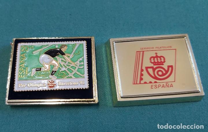 Pins de colecci&oacute;n: Cajita de Correos con sello pin conmemorativo Pre - ol&iacute;mpica Barcelona 92