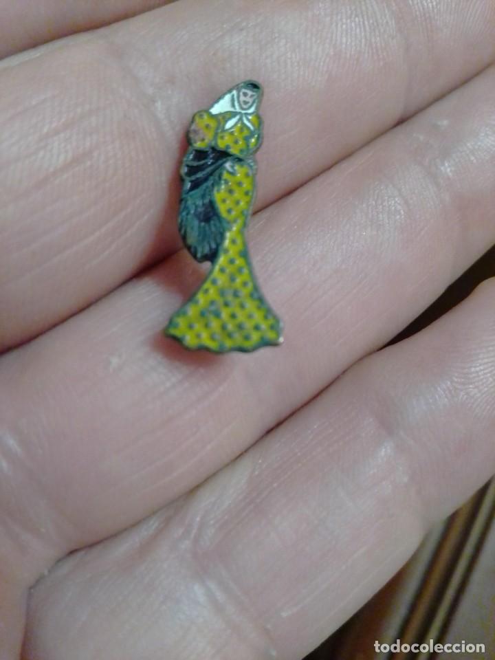 Pins de colecci&oacute;n: INSIGNIA GASEOSA LA REVOLTOSA CON TRAJE AMARILLO BEBIDAS REFRESCOS PINS