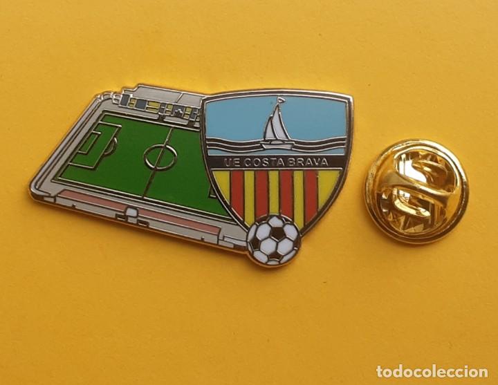 Sammlung von Pins: PIN FUTBOL - ESMALTE ESCUDO MAS ESTADIO - U.E. COSTA BRAVA - MUNICIPAL DE PALAMOS - COSTA BRAVA 2/2