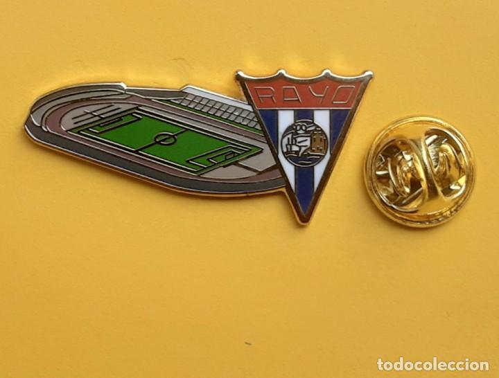 Sammlung von Pins: PIN FUTBOL - ESMALTE ESCUDO MAS ESTADIO - RAYO CANTABRIA - MUNICIPAL DE LA MARUCA - CANTABRIA 2/2
