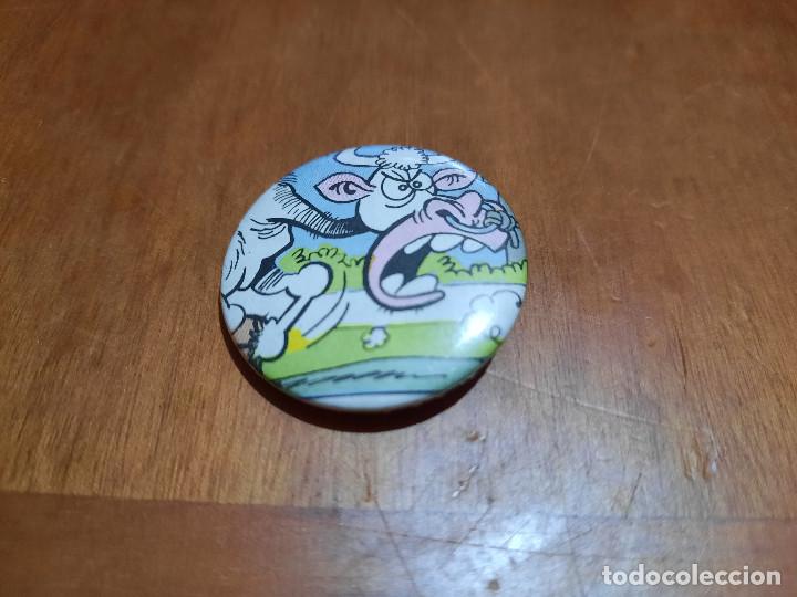 Pin's de collection: VACA CHILLANDO. IBA&Ntilde;EZ. MORTADELO CHAPA. PIN. 0.31 MM DETR&Aacute;S MET&Aacute;LICA BUEN ESTADO. SIN USO