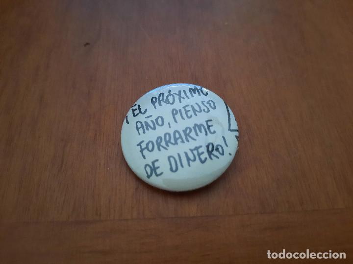 Pins de colecci&oacute;n: EL PROXIMO A&Ntilde;O, PIENSO FORRARME DE DINERO COMIC CHAPA. PIN. 0.31 MM DETR&Aacute;S MET&Aacute;LICA BUEN ESTADO.