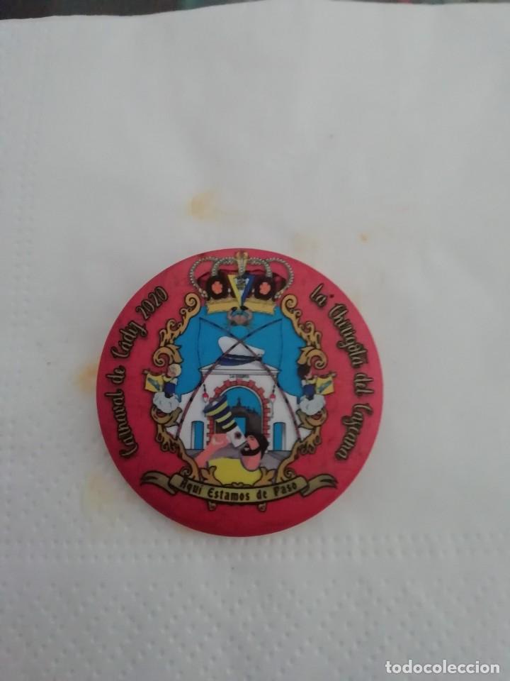 Pins de colecci&oacute;n: Carnaval de C&aacute;diz chapa chirigota aqu&iacute; estamos de paso del Cascana 2020