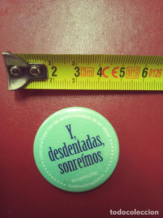 Pin's de collection: Chapa Y, desdentadas sonre&iacute;mos. Feria Surge Madrid, La Galer&iacute;a de la Magdalena