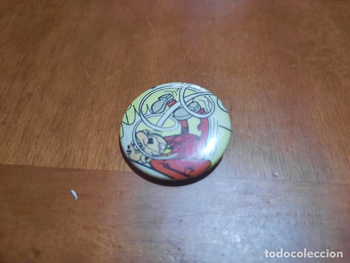 Sammlung von Pins: HOMBRE CAYENDO IBA&Ntilde;EZ. CHAPA. PIN. 0.31 MM. DETR&Aacute;S MET&Aacute;LICA. BUEN ESTADO. SIN USO