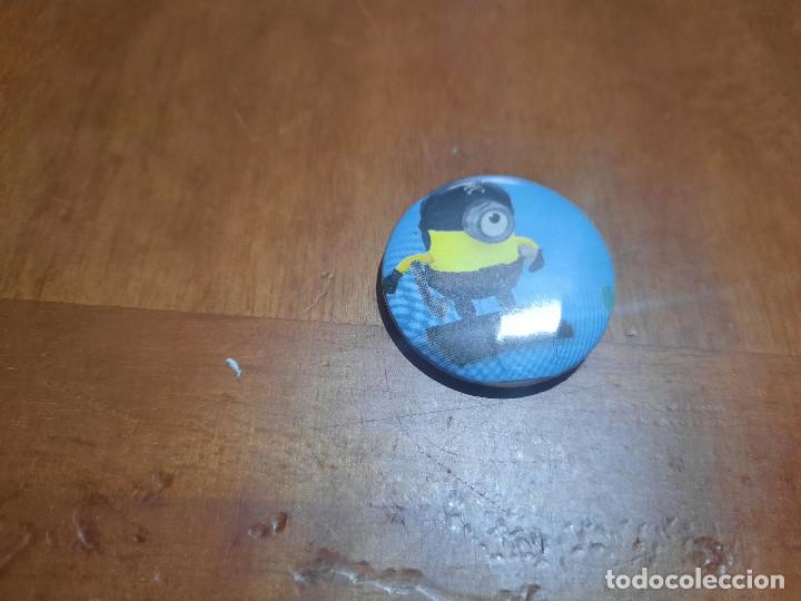 Pins de colecci&oacute;n: MINION FONDO AZUL. CHAPA. PIN. 0.31 MM. DETR&Aacute;S MET&Aacute;LICA. BUEN ESTADO. SIN USO. DIFICIL