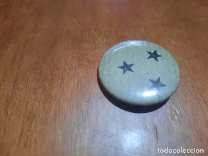 Pins de colecci&oacute;n: ESTRELLAS NEGRAS SOBRE FONDO MARR&Oacute;N. CHAPA. PIN. 0.31 MM. DETR&Aacute;S MET&Aacute;LICA. SIN USO. DIFICIL