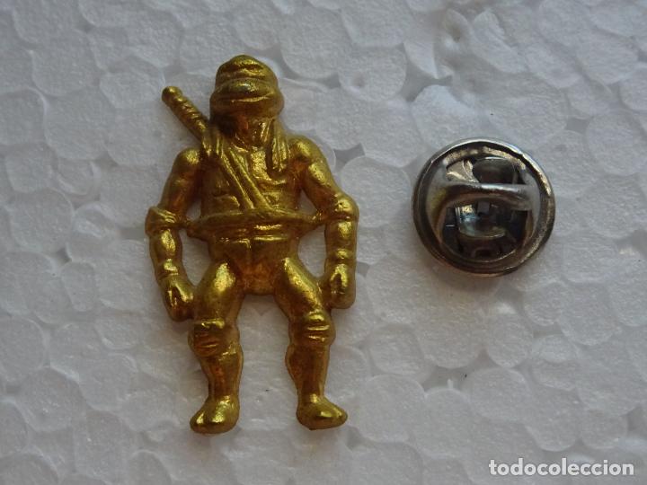 Pins e Spille di collezione: PIN DE DIBUJOS ANIMADOS. TORTUGAS NINJA. DORADO