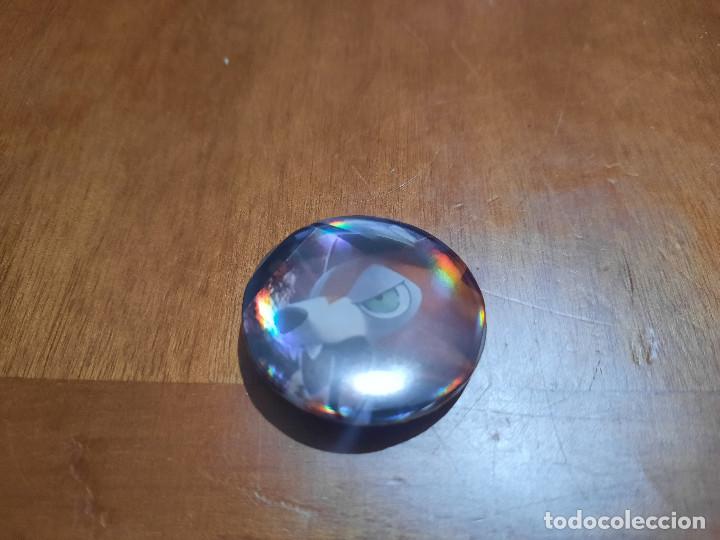 Pins e Spille di collezione: LYCANROC V BRILLANTE POKEMON. CHAPA. PIN. 0.31 MM. DETR&Aacute;S MET&Aacute;LICA SIN USO. DIFICIL