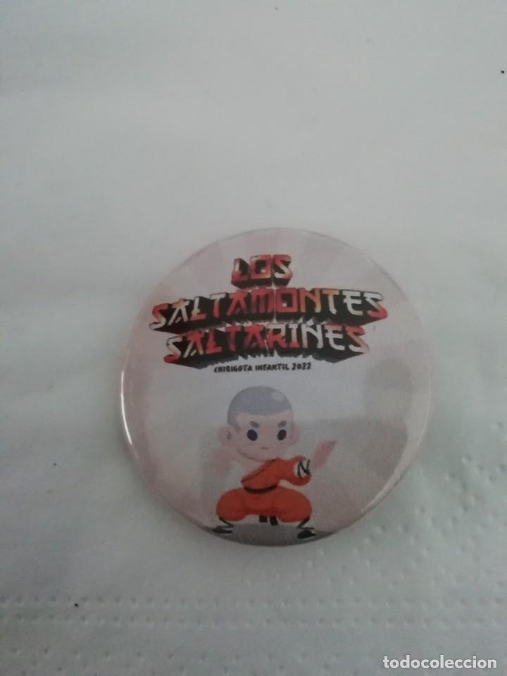 Pins de colecci&oacute;n: Carnaval de C&aacute;diz chapa chirigota infantil los saltamontes saltarines 2022