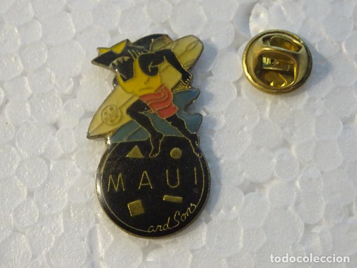 Pins de cole&ccedil;&atilde;o: PIN DE MARCAS DE ROPA. MAUI AND SONS. SURF SURFING TIBUR&Oacute;N