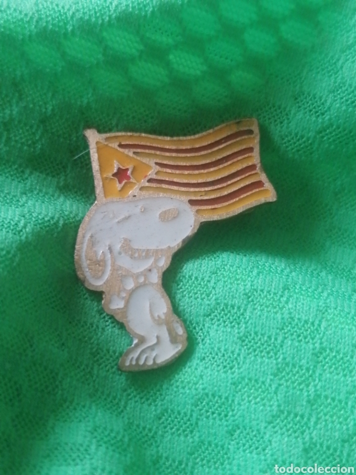 Pins de colecci&oacute;n: PIN Antigua insignia tipo imperdible Snoopy y estelada