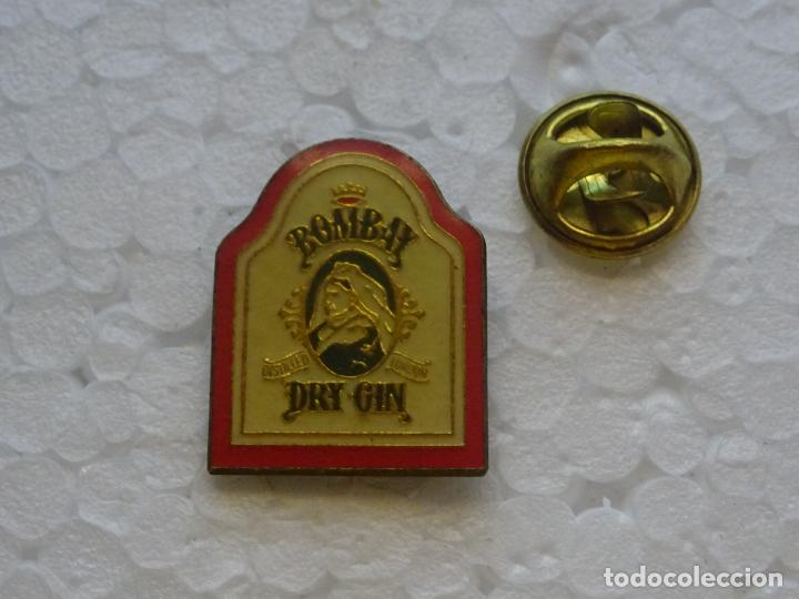 Pins e Spille di collezione: PIN DE BEBIDAS. DRY GIN BOMBAY ETIQUETA