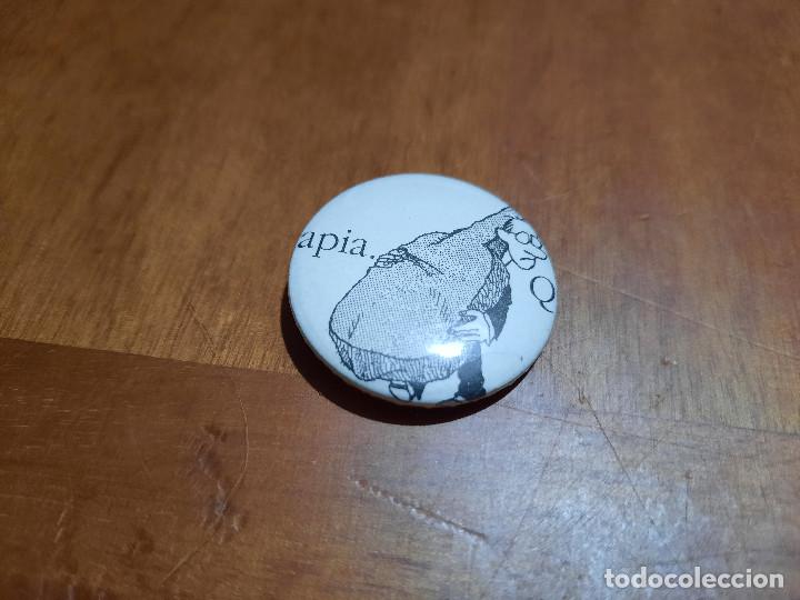 Pins de colecci&oacute;n: QUINO. CONTRABAJO. COMIC. HUMOR. CHAPA. PIN. 0.31 MM. DETR&Aacute;S MET&Aacute;LICA SIN USO. DIFICIL
