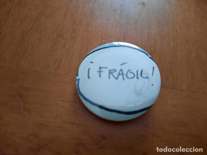 Pins de colecci&oacute;n: FR&Aacute;GIL. ONOMATOPEYA CHAPA. PIN. 0.31 MM. DETR&Aacute;S MET&Aacute;LICA. SIN USO