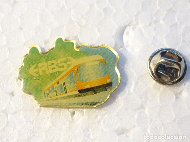Pins e Spille di collezione: PIN DE TRENES FERROCARRILES. SUIZA. CERCAN&Iacute;AS BERNA RBS