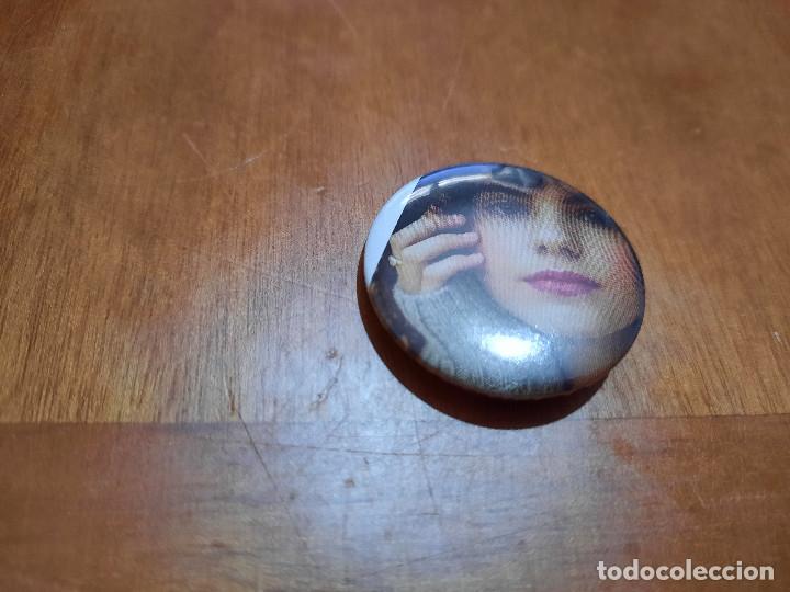 Pins de colecci&oacute;n: ALMUDENA AMOR. ACTRIZ TIENE ZONA BLANCA CHAPA. PIN. 0.31 MM. DETR&Aacute;S MET&Aacute;LICA. BUEN ESTADO. SIN USO