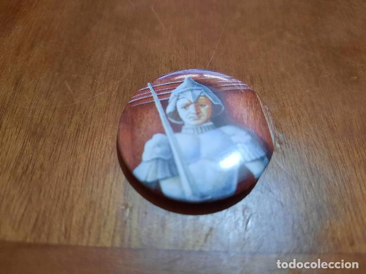 Pins de colecci&oacute;n: ARCANO EL CARRO. TAROT DE MONTEGNO. CHAPA. PIN. 0.31 MM. DETR&Aacute;S MET&Aacute;LICA. BUEN ESTADO. SIN USO