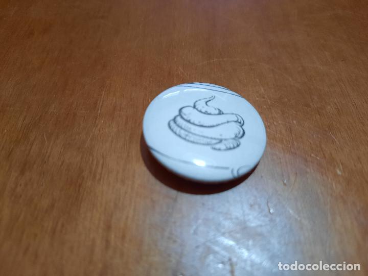 Sammlung von Pins: MIERDA. COMIC CHAPA. PIN 0.31 MM. DETR&Aacute;S MET&Aacute;LICA BUEN ESTADO. SIN USO