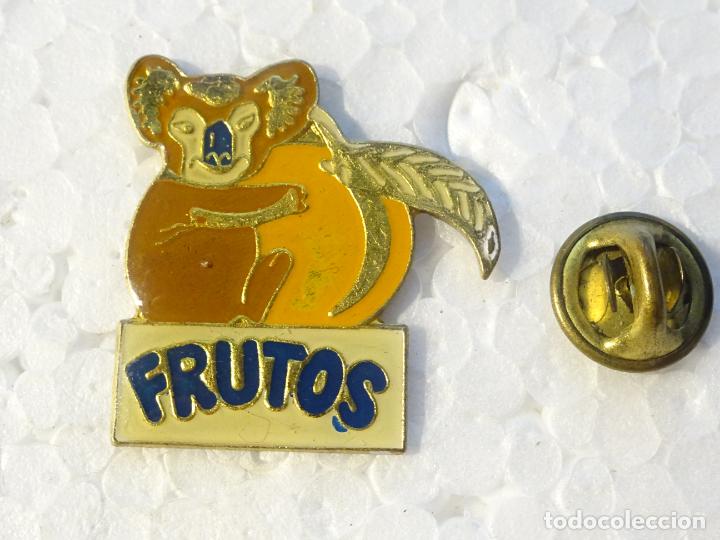 Pins e Spille di collezione: PIN DE ANIMALES. FRUTOS KOALA FRUTA
