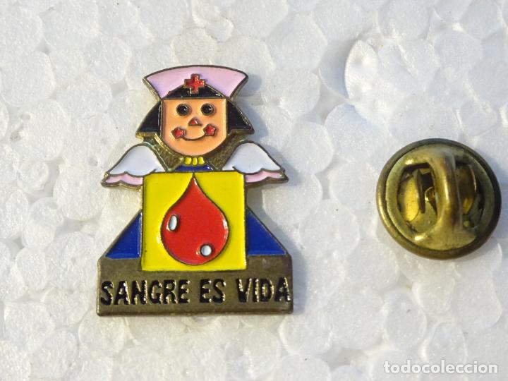Pins e Spille di collezione: PIN DE SANIDAD MEDICINAS MEDICAMENTOS. CRUZ ROJA ENFERMERA. SANGRE ES VIDA
