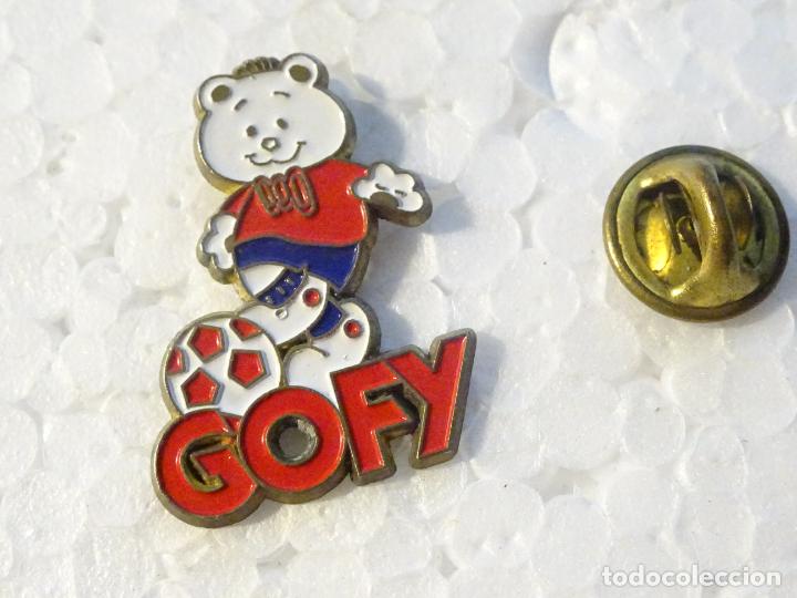 Pins e Spille di collezione: PIN DE RESTAURANTES GOFY, MASCOTA FUTBOLISTA F&Uacute;TBOL