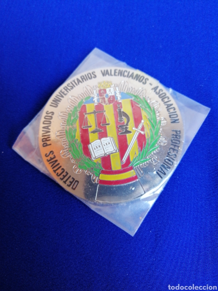 Sammlung von Pins: DETECTIVES PRIVADOS UNIVERSITARIOS VALENCIANOS ASOCIACI&Oacute;N PROFESIONAL PLATEADA EN SU ENVASE