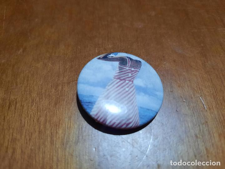 Pins de colecci&oacute;n: FUTURE ISLAND. SINGLES. PORTADA CD. DETALLE CHAPA. PIN. 0.31 MM. DETR&Aacute;S MET&Aacute;LICA. SIN USO
