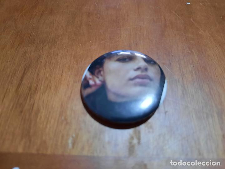 Pins de colecci&oacute;n: SOFIA ORIA. ACTRIZ. FILOS BLANCOS CHAPA. PIN. 0.31 MM. DETR&Aacute;S MET&Aacute;LICA. SIN USO