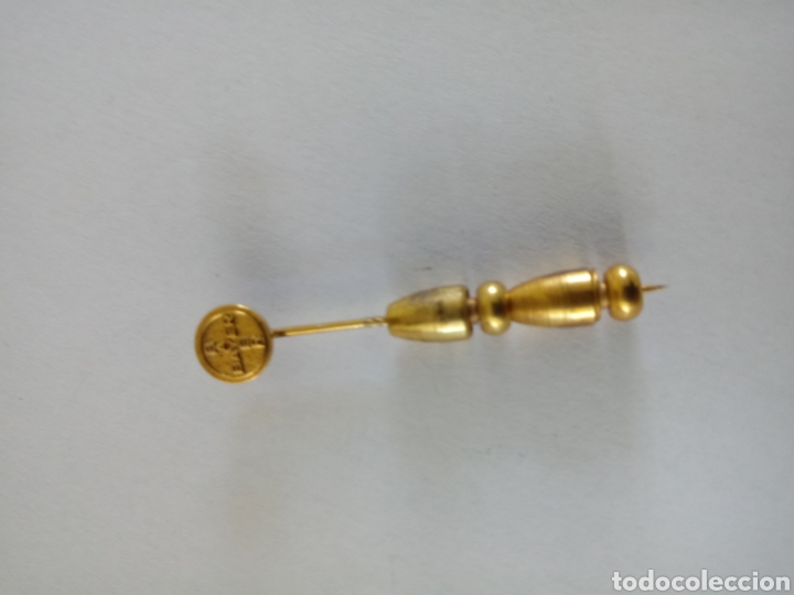Collection pins: Aguja Pin de Bayer dorado.