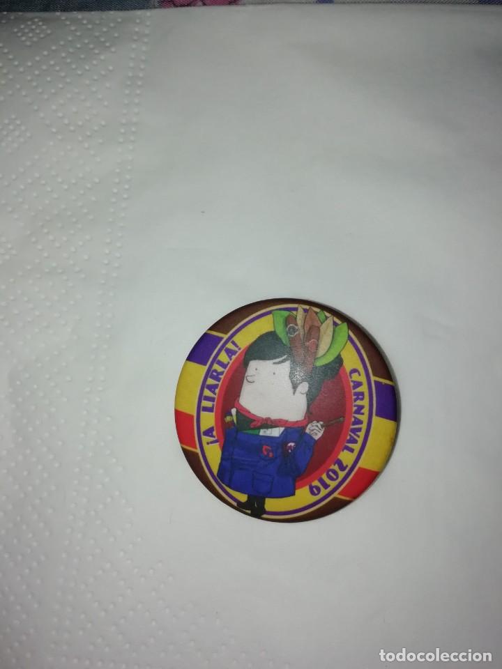 Pins de colecci&oacute;n: Carnaval de C&aacute;diz chapa chirigota callejera a liarla 2019
