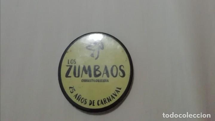 Pins de colecci&oacute;n: Carnaval de C&aacute;diz chirigota callejera los zumbaoschapa grande abrebotellas e im&aacute;n