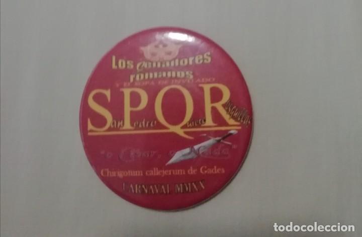 Pins de colecci&oacute;n: Carnaval de C&aacute;diz chapa grande chirigota callejera los cenadores romanos y el sopa es abrebotella