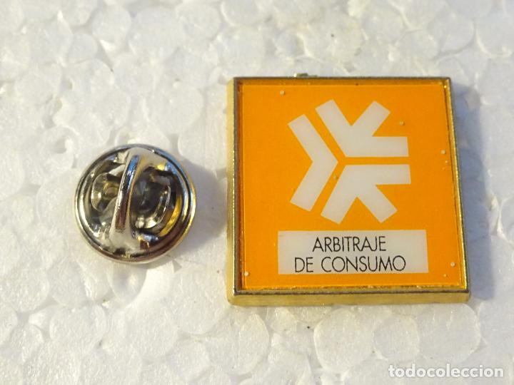 Pins de colecci&oacute;n: PIN ARBITRAJE DE CONSUMO. - Foto 1