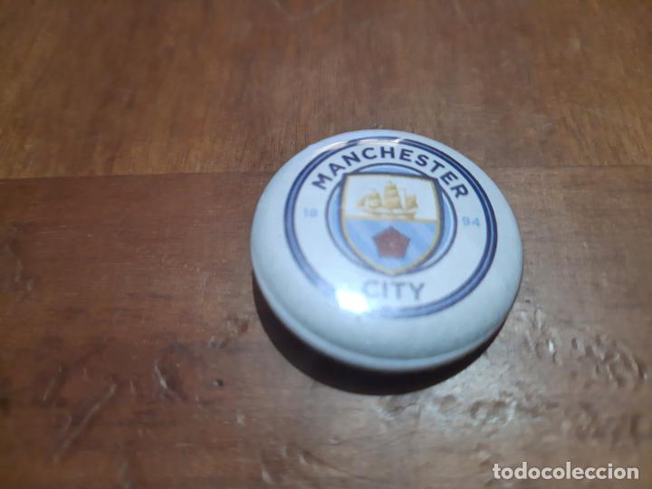 Pins de colecci&oacute;n: MANCHESTER CITY. ESCUDO. FUTBOL CHAPA. PIN. 0.31 MM. DETR&Aacute;S MET&Aacute;LICA. BUEN ESTADO. SIN USO