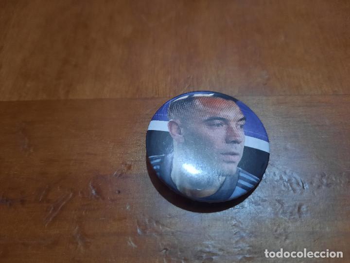 Pins e Spille di collezione: IAGO ASPAS. FUTBOL CHAPA. PIN. 0.31 MM. DETR&Aacute;S MET&Aacute;LICA. BUEN ESTADO. SIN USO