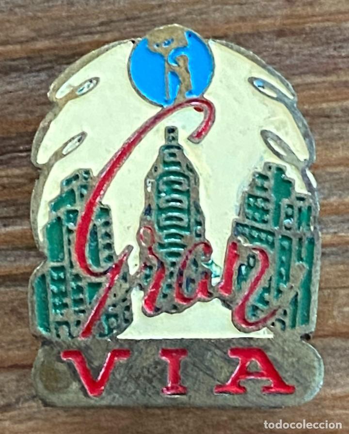 Pin's de collection: INSIGNIA DE SOLAPA DE PUBLICIDAD DE GRAN VIA, MADRID, REALIZADA POR PUJOL, BARCELONA, MIDE 2,1 CMS.