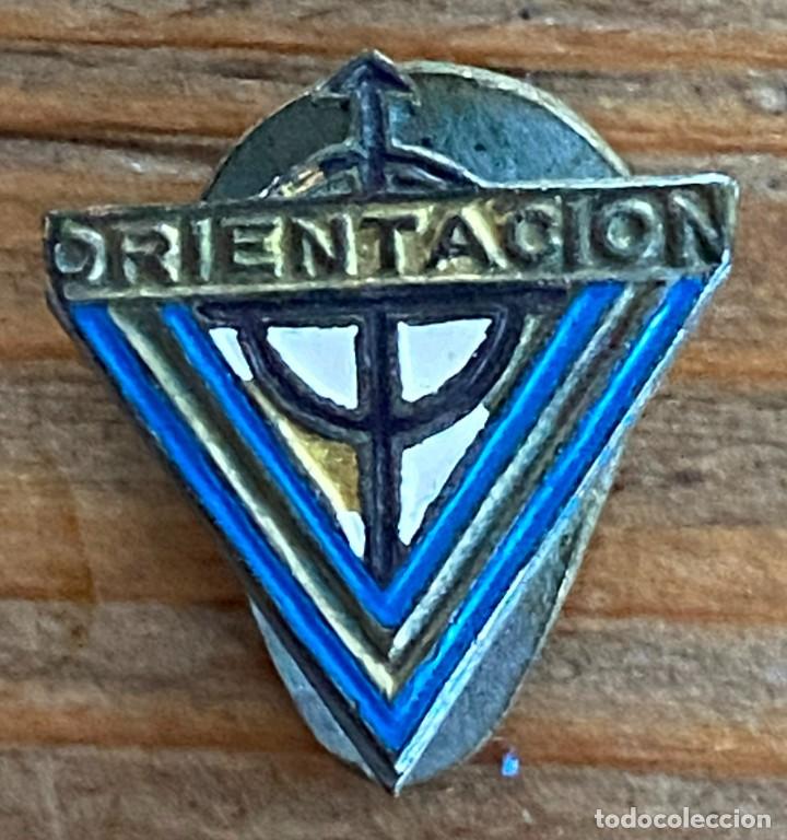 Pin's de collection: ANTIGUA INSIGNIA DE SOLAPA DE ORIENTACION, REALIZADO POR GICAR (BARCELONA). MIDE 1,5 CMS.